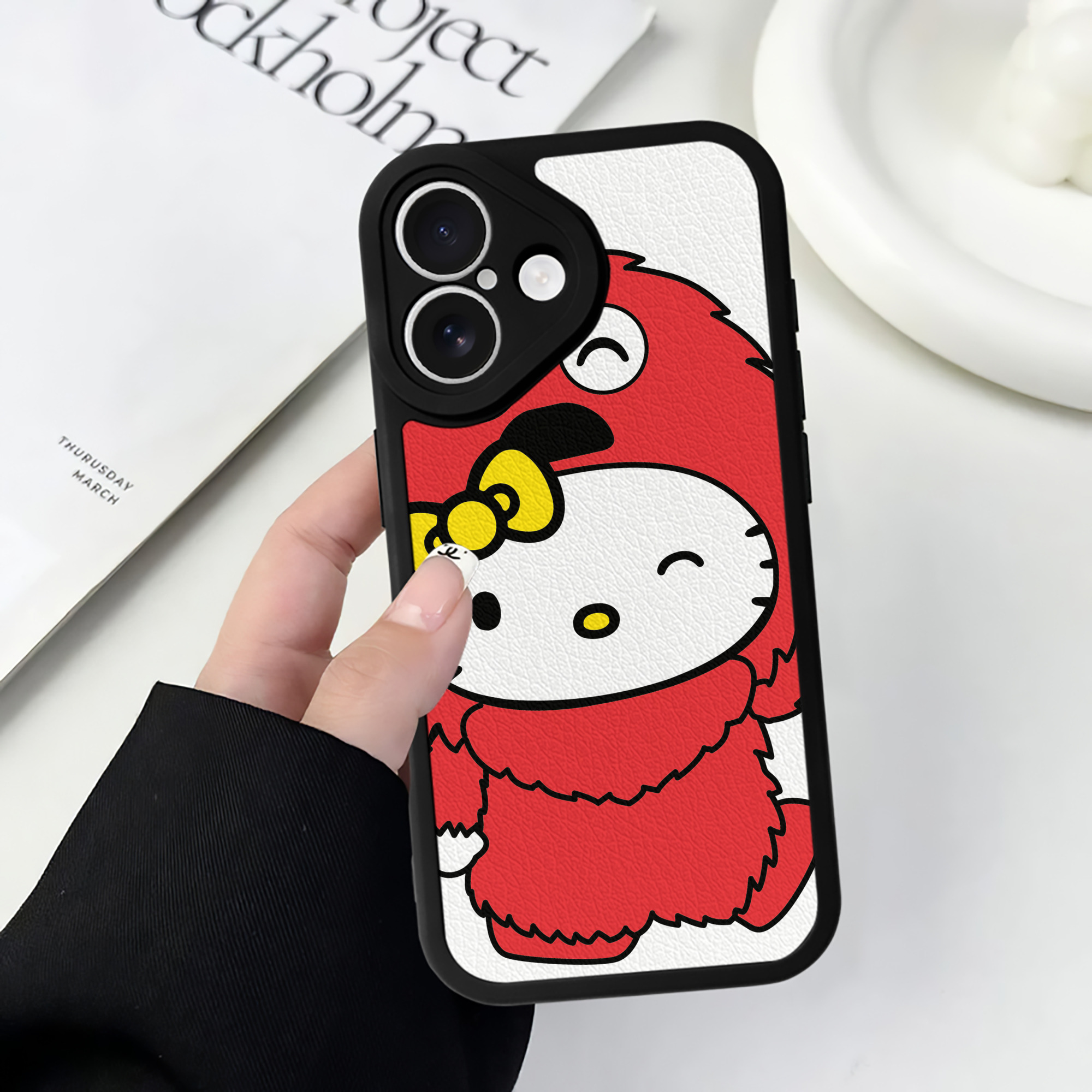 （画像用） Hello Kitty ハローキティ 【iPhone 16シリーズ対応】シリコンスマホケース（レザー調） 材質：シリコン